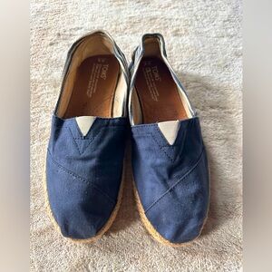 Toms size 8 espadrille style shoes